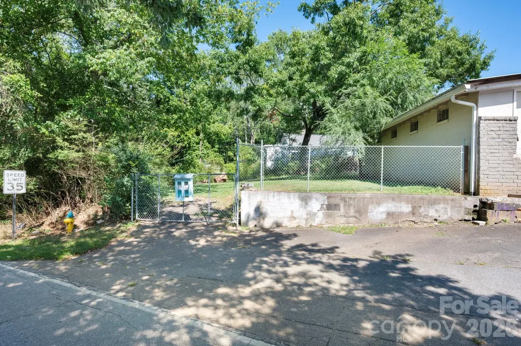 475 Deaverview Road Asheville NC 28806