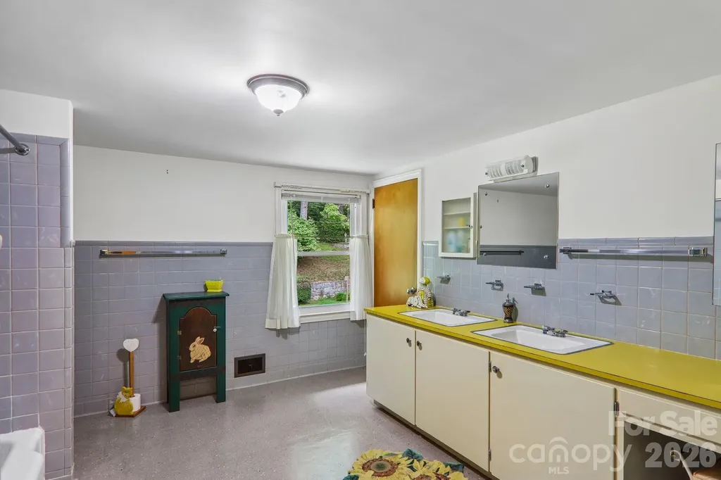 1404 Valmont Drive Hendersonville NC 28791