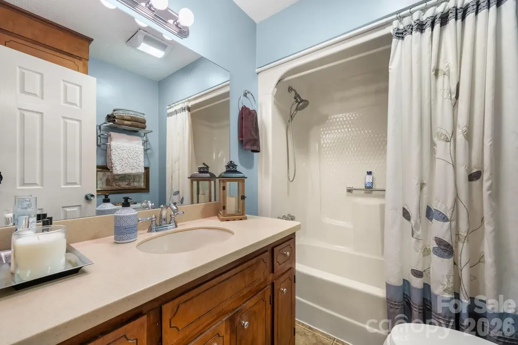 5562 Clearlake Drive Hickory NC 28601