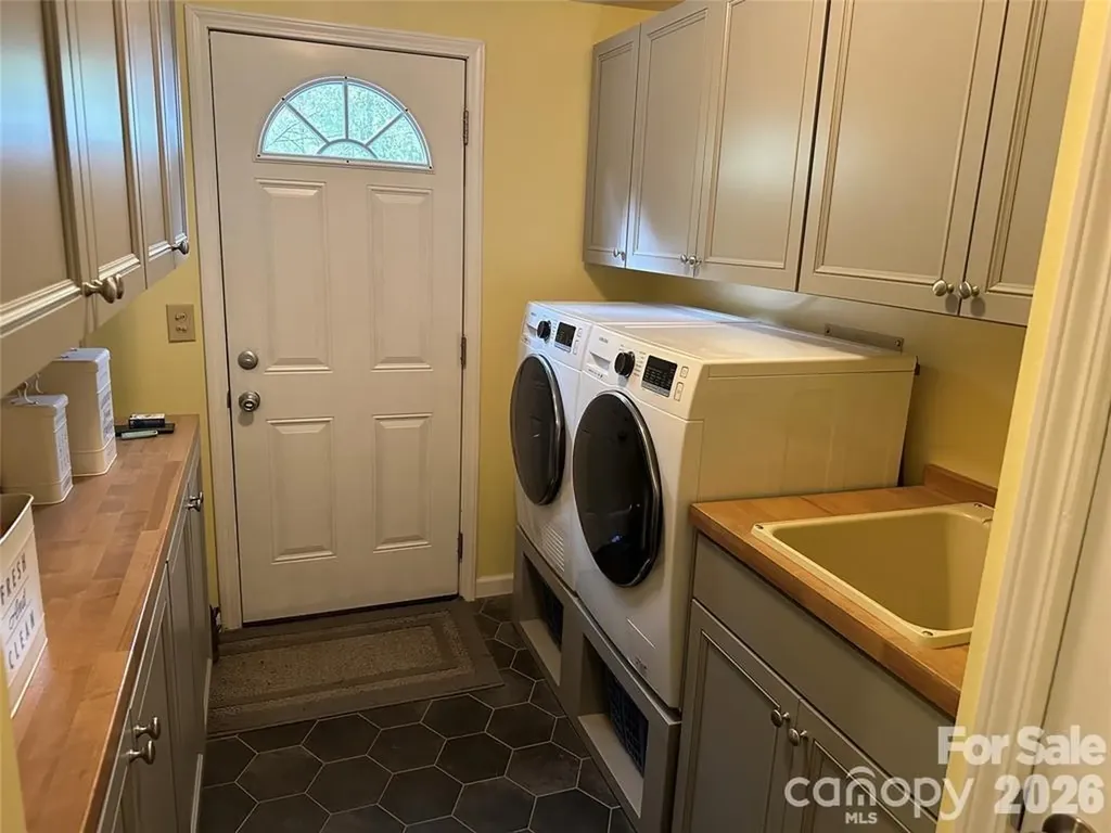 32 Reeves Road Leicester NC 28748