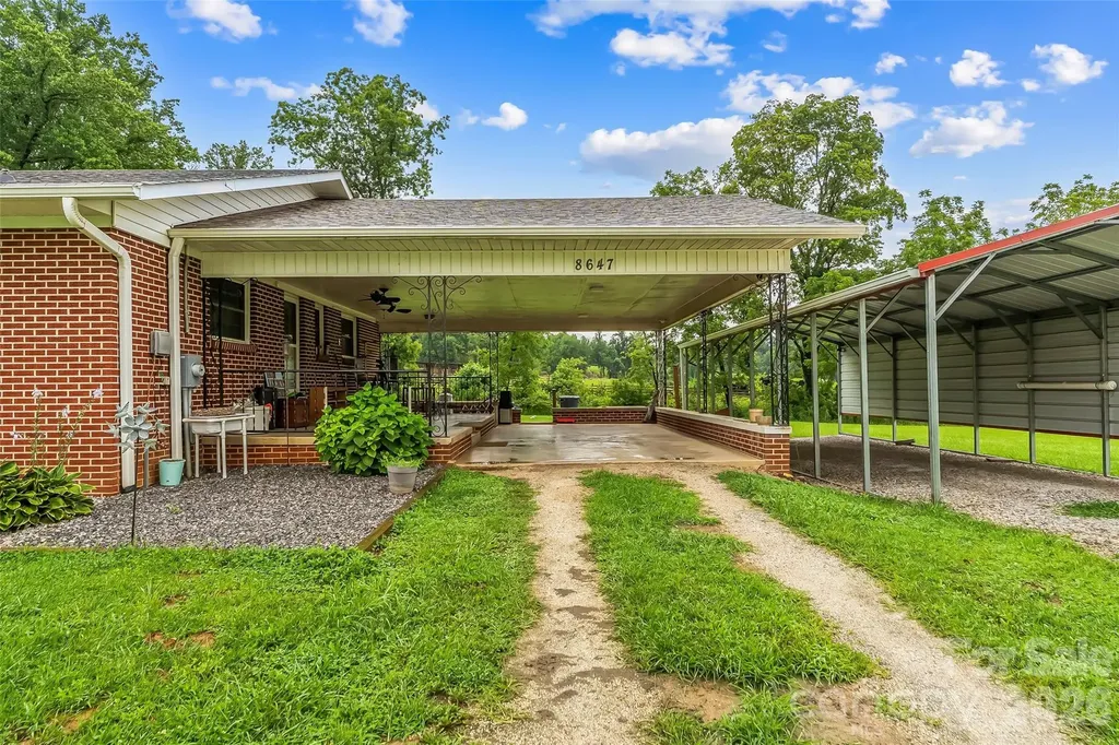 8647 Us 221 Highway N Marion NC 28752