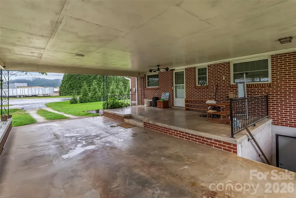 8647 Us 221 Highway N Marion NC 28752