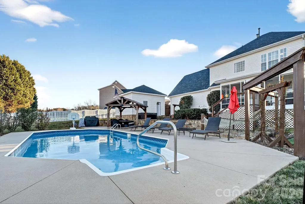 121 Guernsey Court Dallas NC 28034