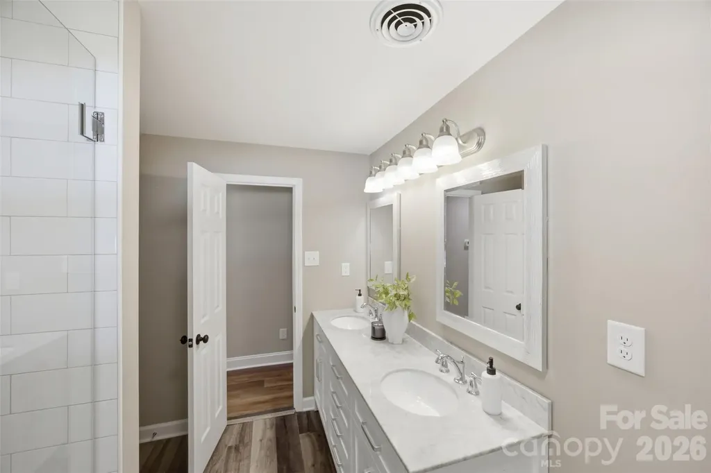 8223 Knollwood Circle Charlotte NC 28213