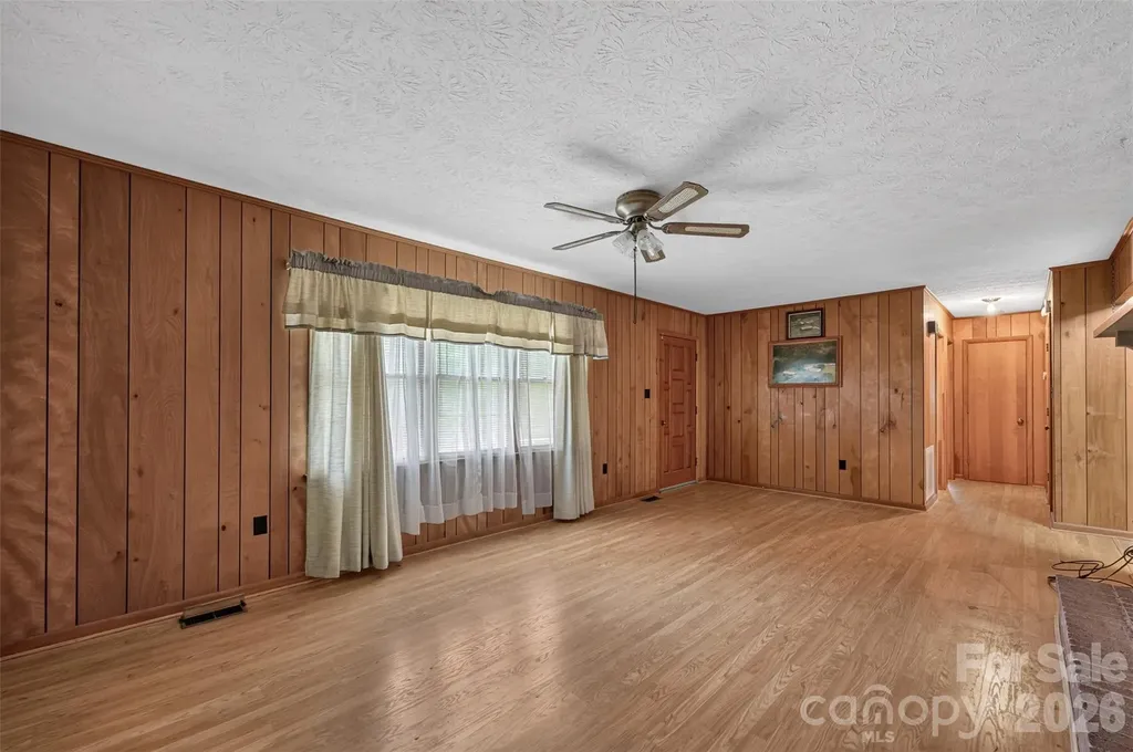 147 B And S Lane Hickory NC 28601