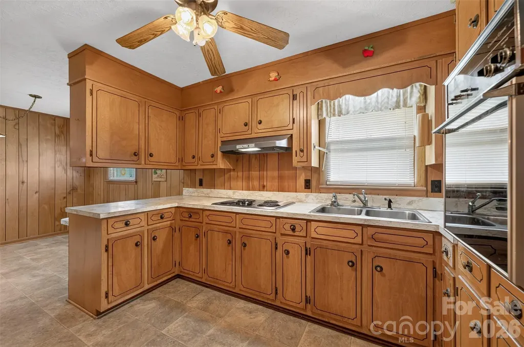 147 B And S Lane Hickory NC 28601