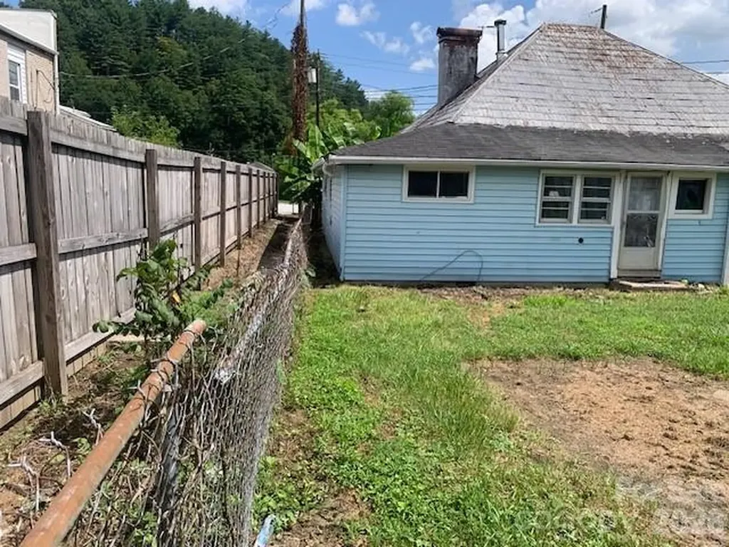 28 W Chestnut Street Rosman NC 28712