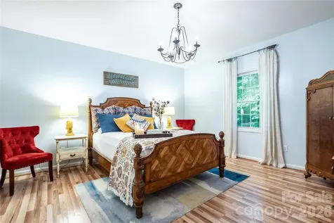 7 Oak Hollow Drive Asheville NC 28805