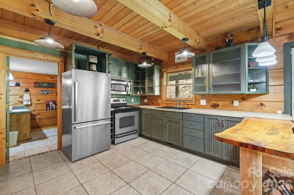2560 Round Hill Road Bryson City NC 28713