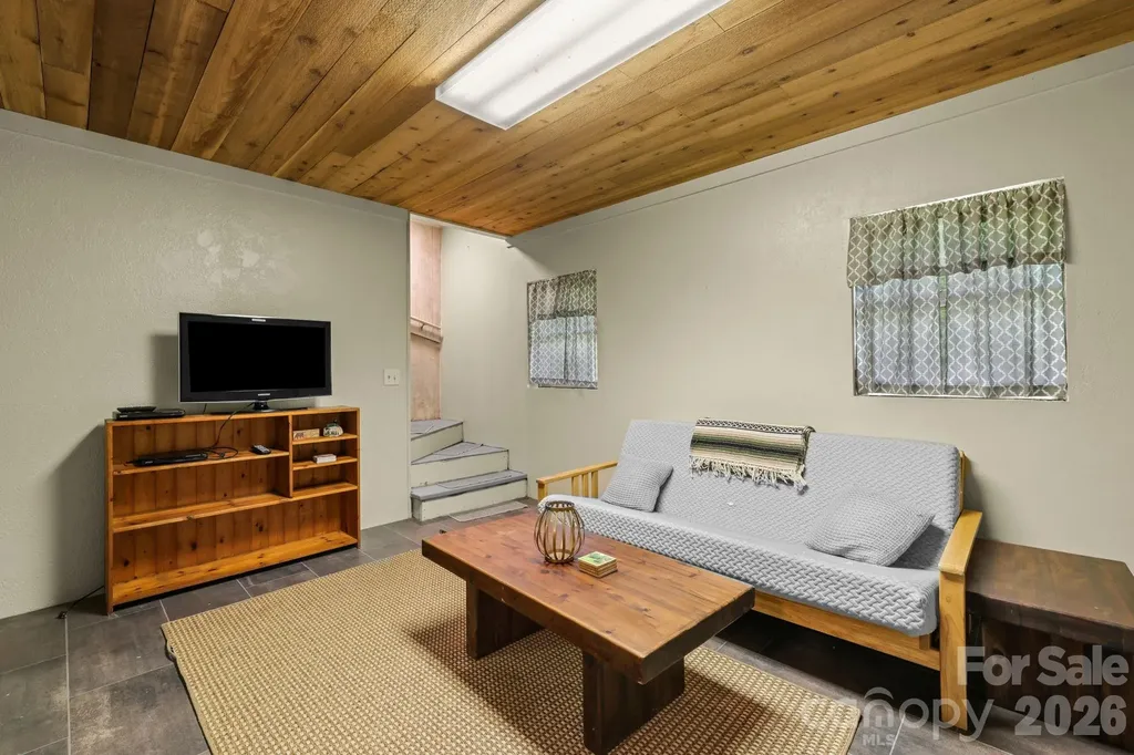 2560 Round Hill Road Bryson City NC 28713