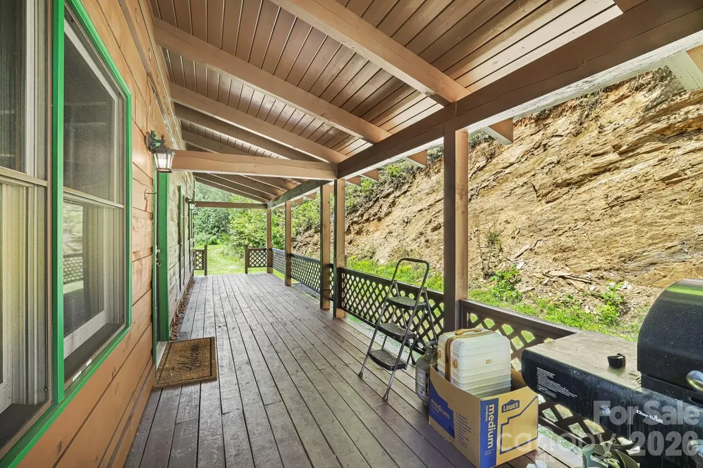2560 Round Hill Road Bryson City NC 28713