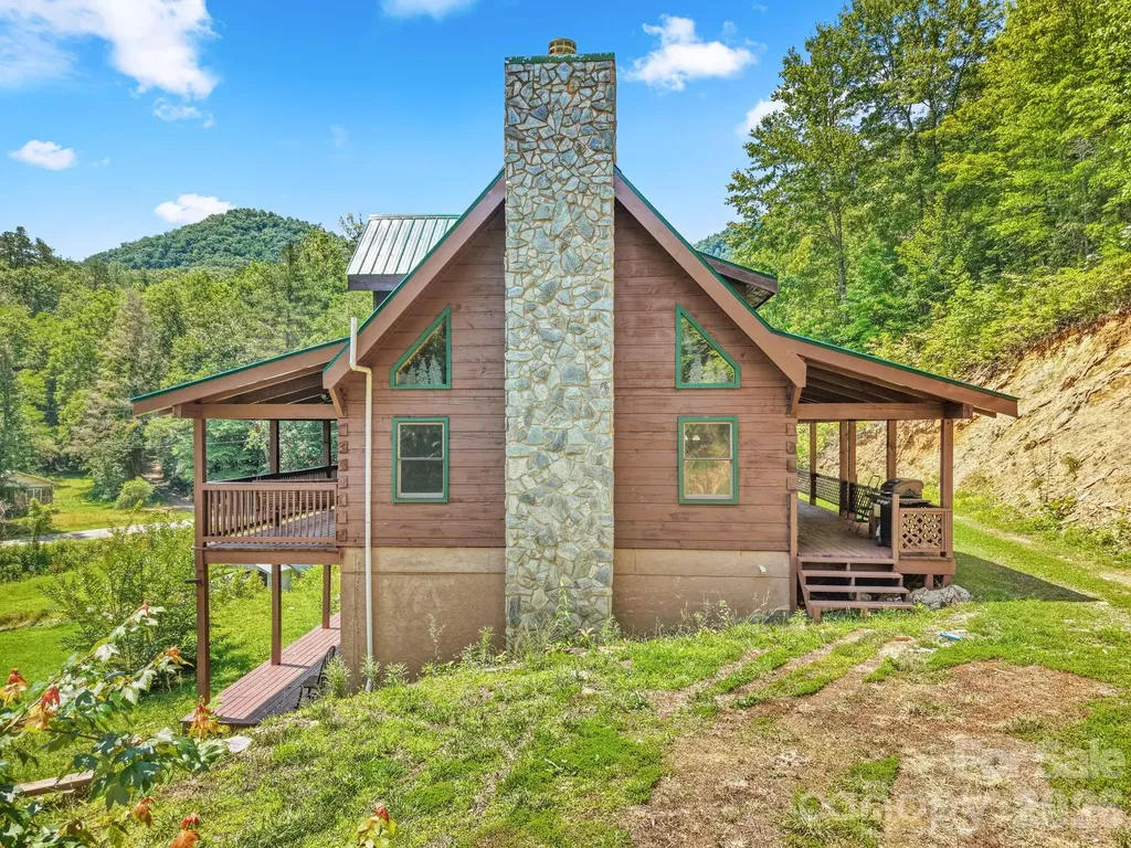 2560 Round Hill Road Bryson City NC 28713