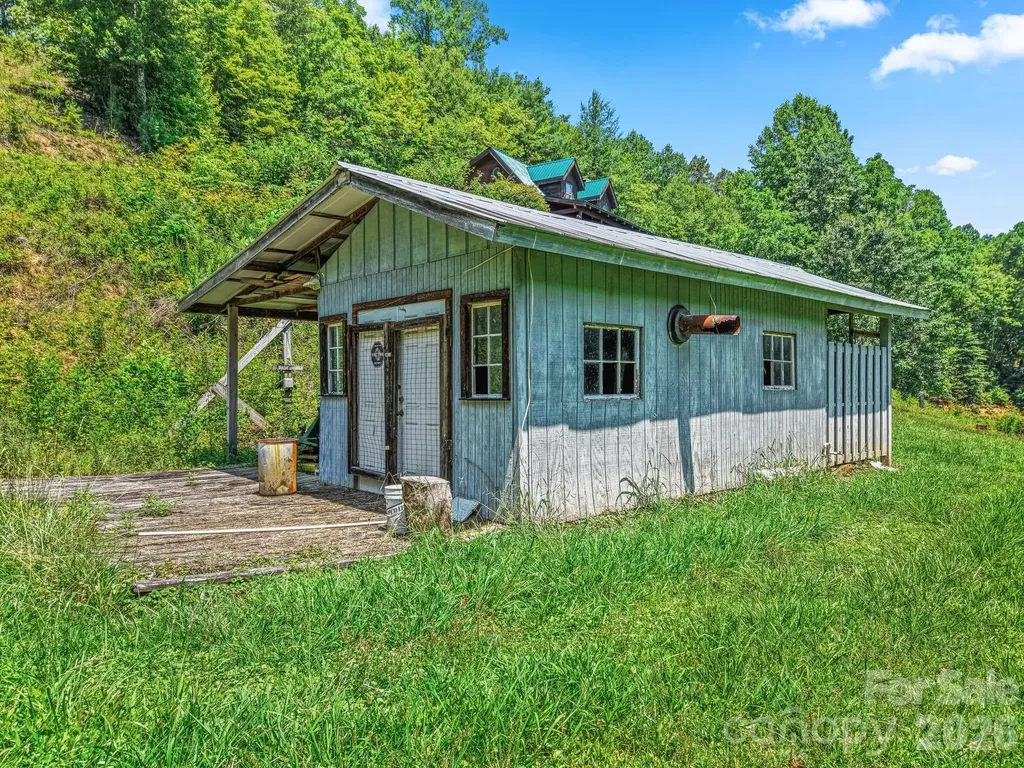 2560 Round Hill Road Bryson City NC 28713