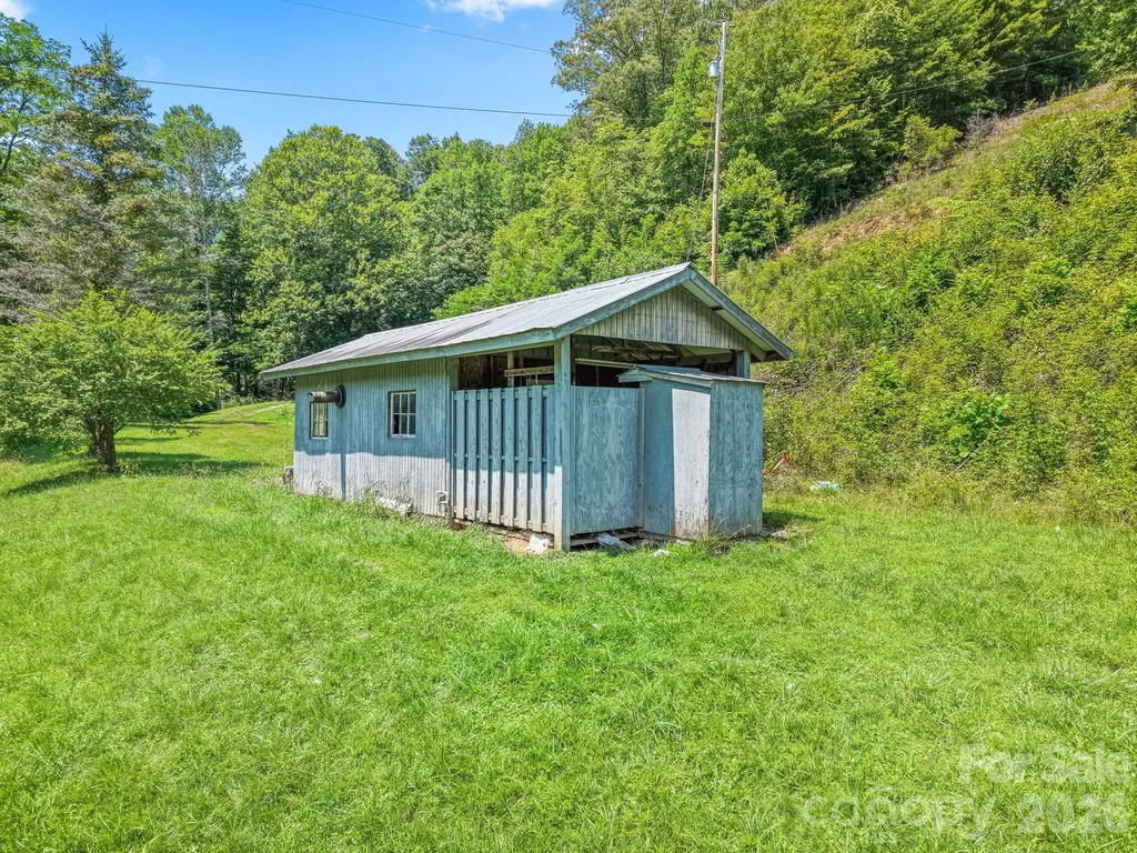 2560 Round Hill Road Bryson City NC 28713