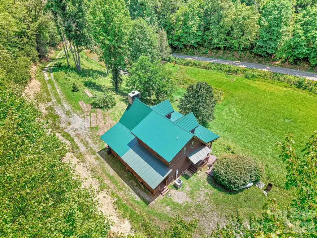 2560 Round Hill Road Bryson City NC 28713