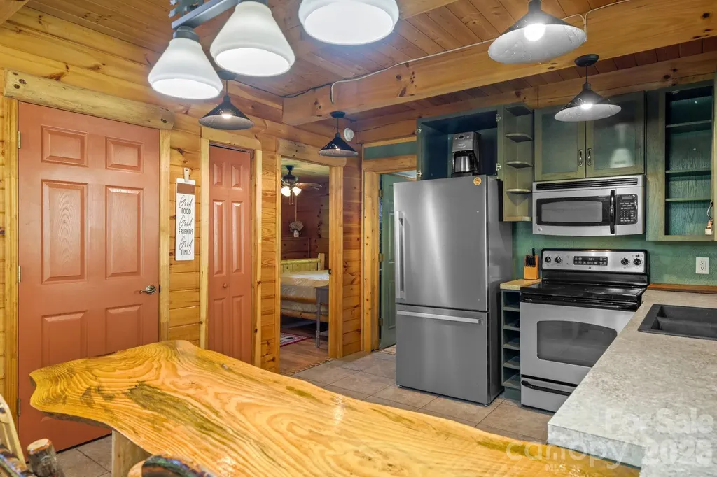 2560 Round Hill Road Bryson City NC 28713
