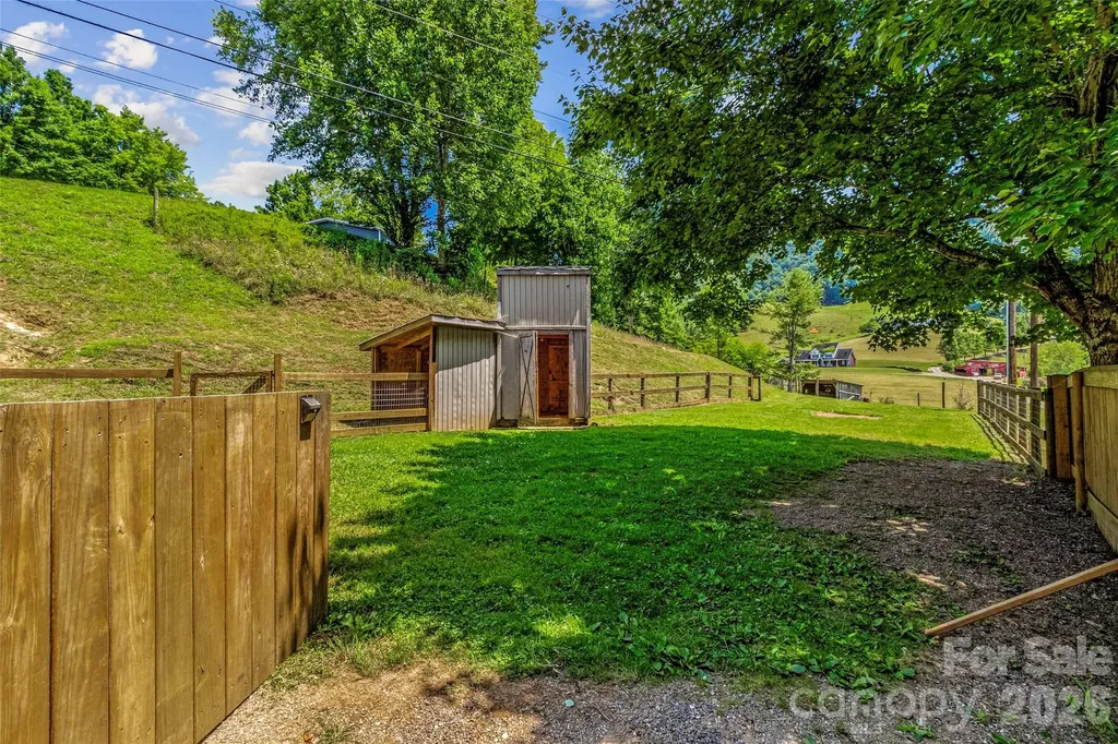 797 Pleasant Valley Road Burnsville NC 28714