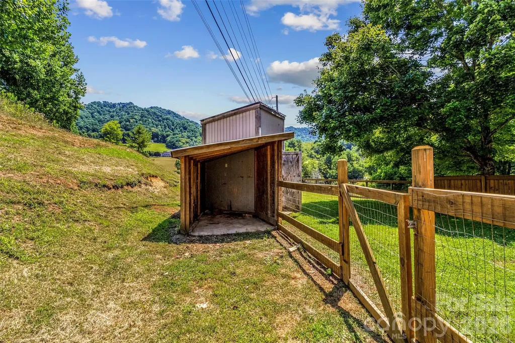 797 Pleasant Valley Road Burnsville NC 28714