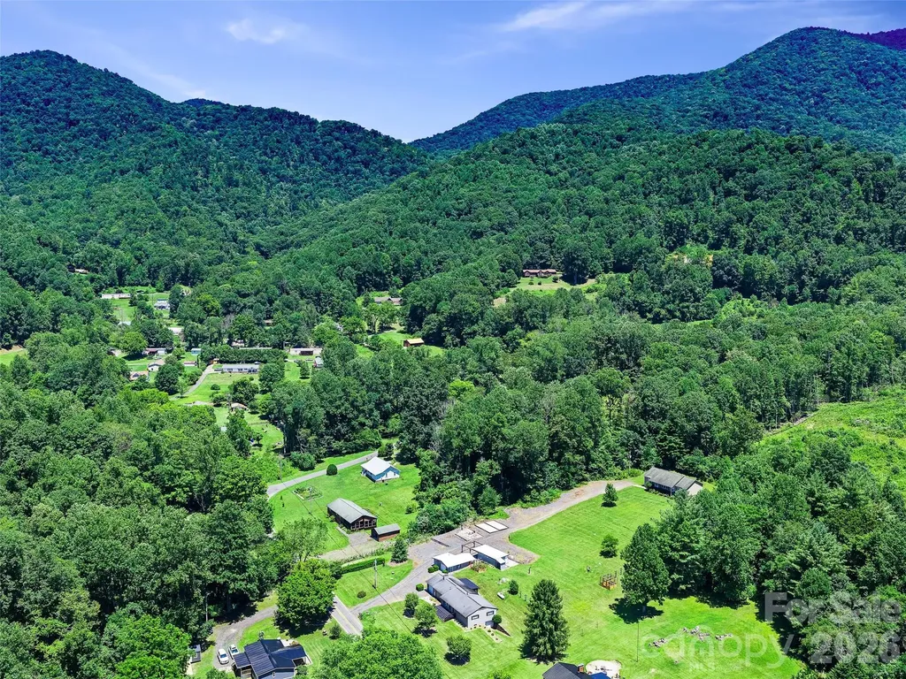 1470 Bear Creek Road Bakersville NC 28705