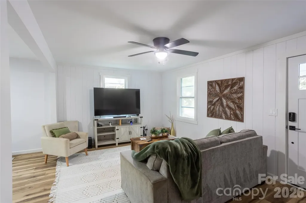 44 Lr Smith Avenue Hendersonville NC 28791