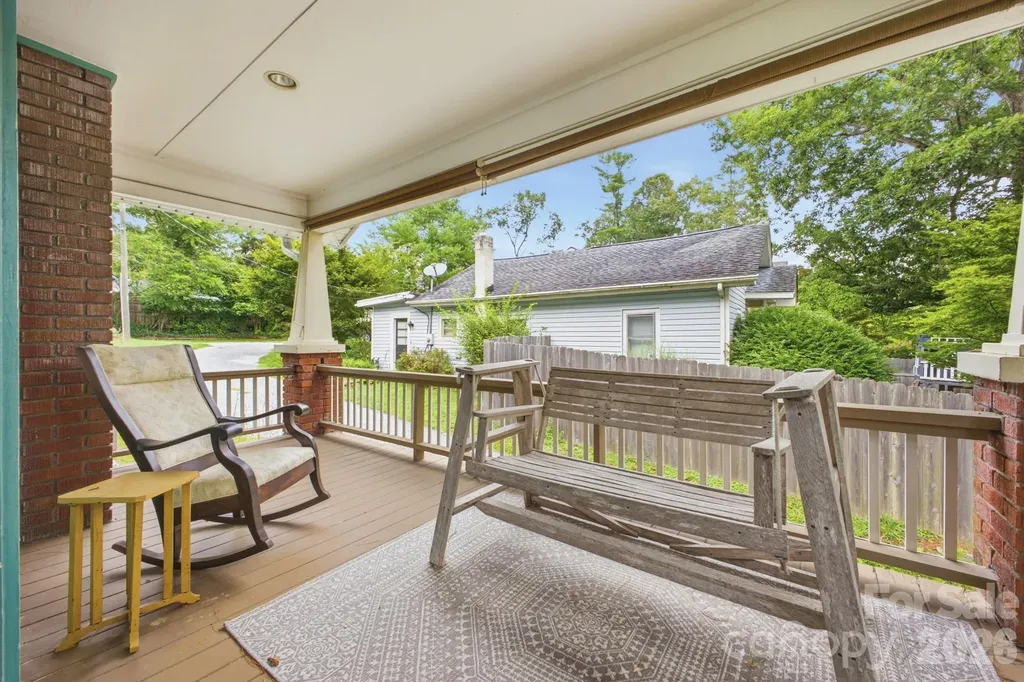 1207 Willow Road Hendersonville NC 28739