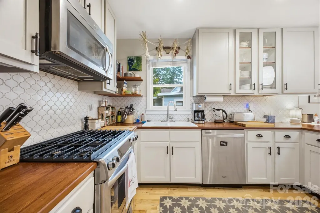 1207 Willow Road Hendersonville NC 28739