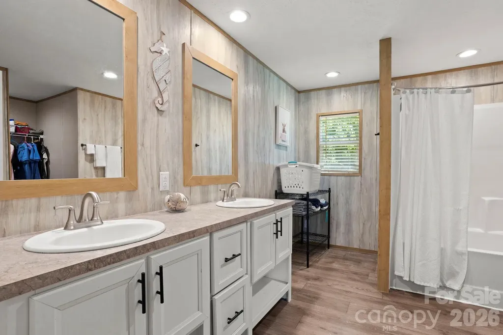 18 Moss Lane Hendersonville NC 28792