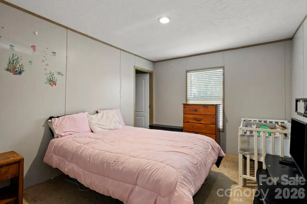 18 Moss Lane Hendersonville NC 28792
