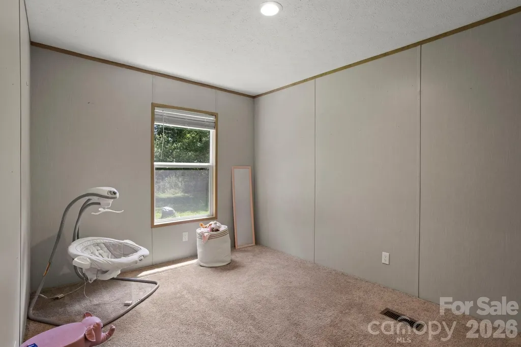 18 Moss Lane Hendersonville NC 28792