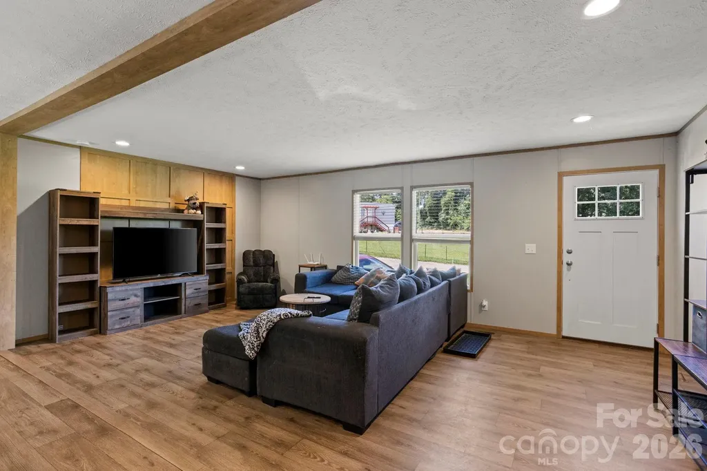 18 Moss Lane Hendersonville NC 28792