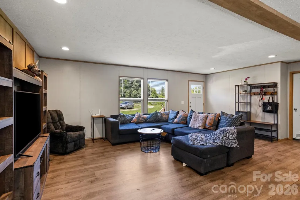 18 Moss Lane Hendersonville NC 28792