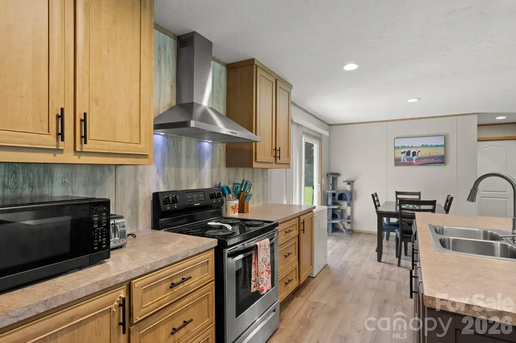 18 Moss Lane Hendersonville NC 28792