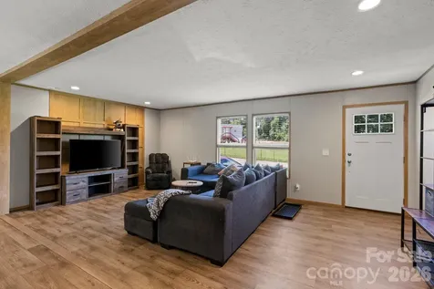18 Moss Lane Hendersonville NC 28792