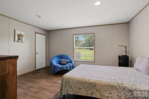 18 Moss Lane Hendersonville NC 28792