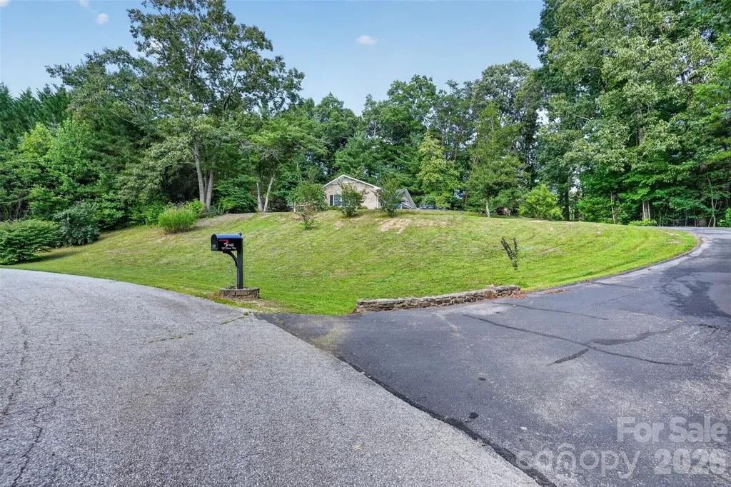 227 Sean Way Hendersonville NC 28792