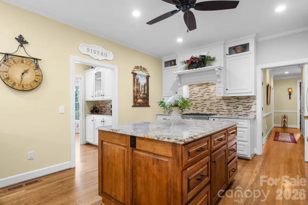 3740 Pinecrest Drive NE Hickory NC 28601