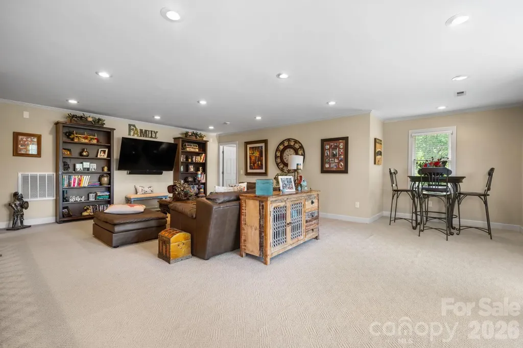3740 Pinecrest Drive NE Hickory NC 28601