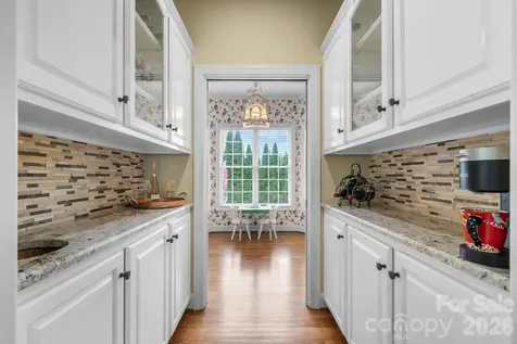 3740 Pinecrest Drive NE Hickory NC 28601