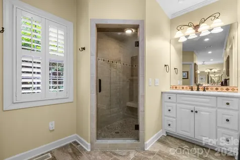 3740 Pinecrest Drive NE Hickory NC 28601