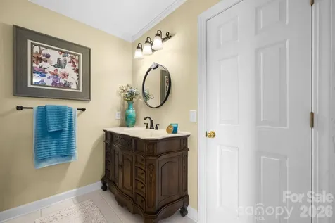 3740 Pinecrest Drive NE Hickory NC 28601