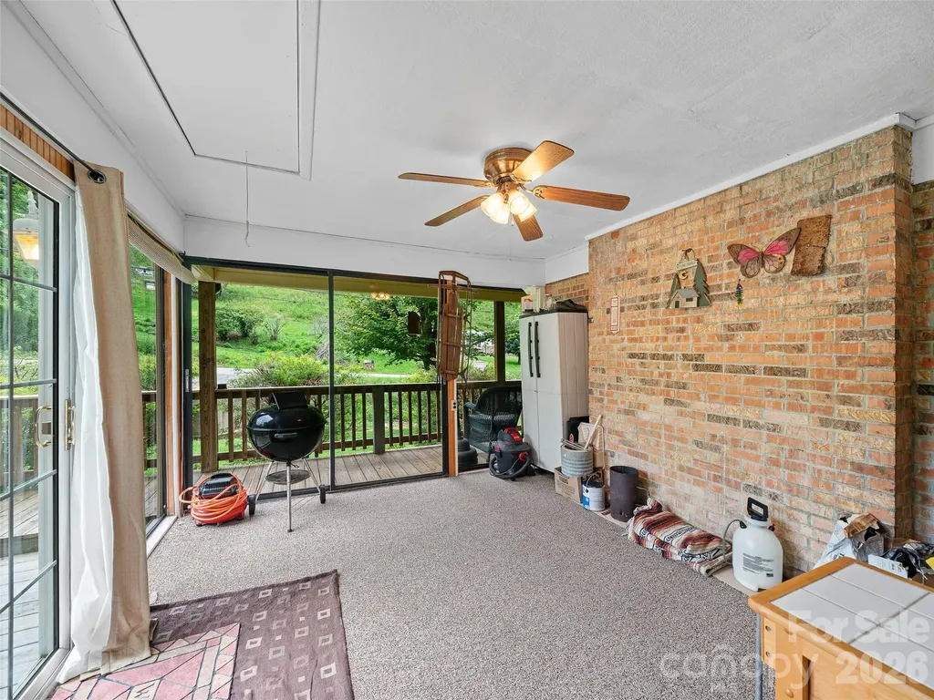 915 Little Creek Road Burnsville NC 28714