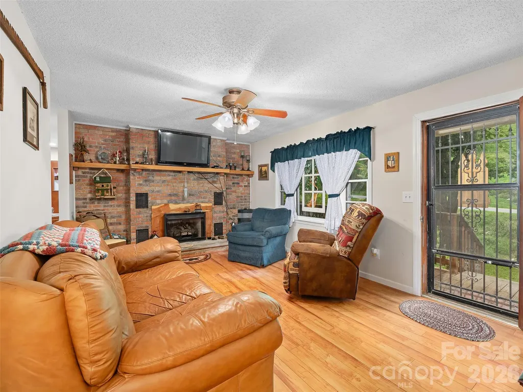 915 Little Creek Road Burnsville NC 28714