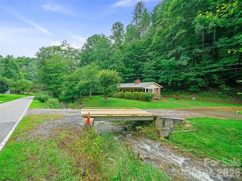 915 Little Creek Road Burnsville NC 28714