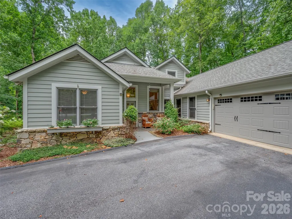 104 Little Cherokee Ridge Hendersonville NC 28739