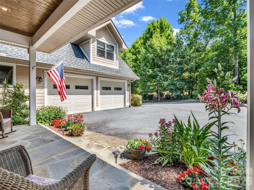 930 Big Raven Lane Saluda NC 28773