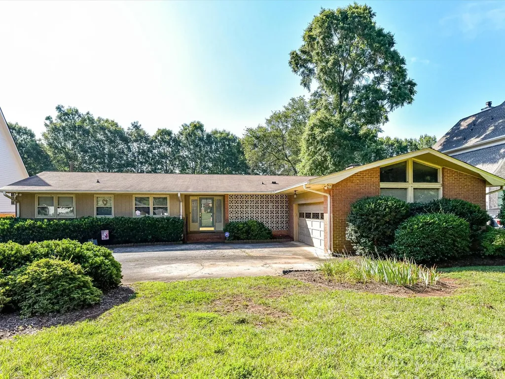 911 Lansdowne Road Charlotte NC 28270