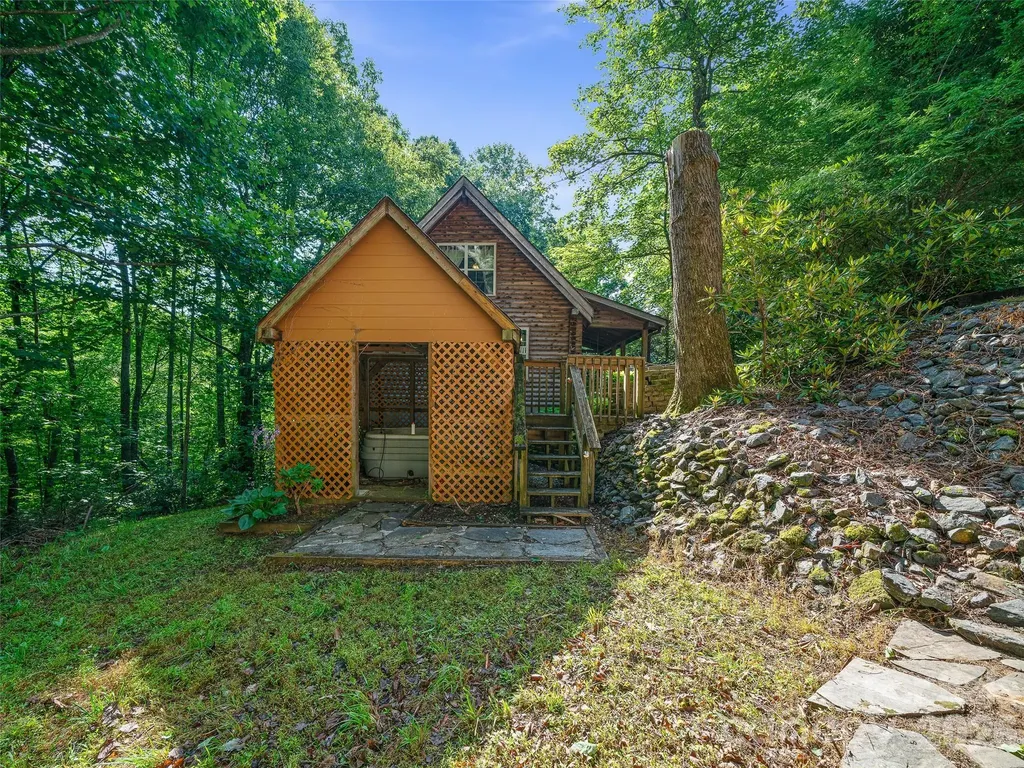 284 Simmons Ridge Road Bakersville NC 28705