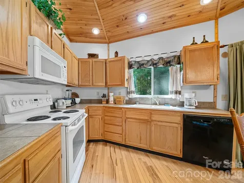 284 Simmons Ridge Road Bakersville NC 28705