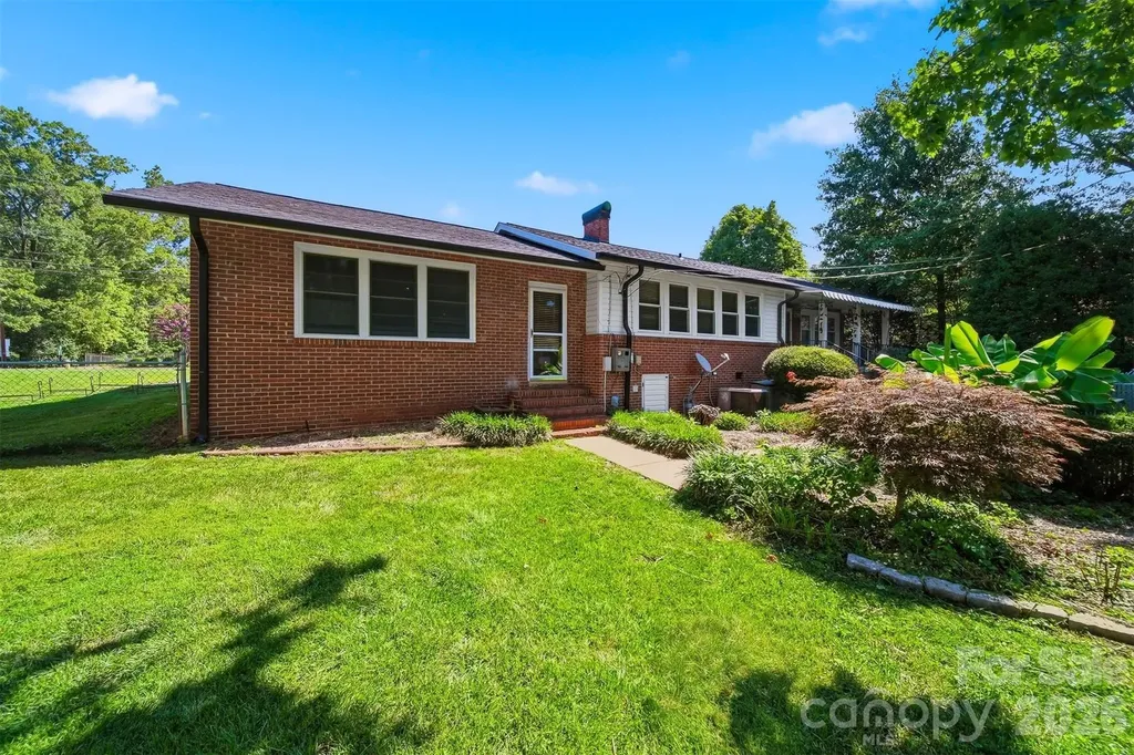 321 16th Avenue NW Hickory NC 28601