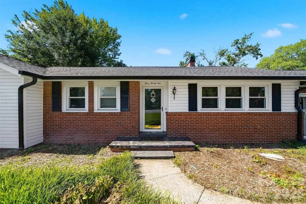 321 16th Avenue NW Hickory NC 28601
